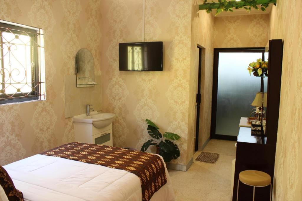 Rene Hotel Yogyakarta Buitenkant foto