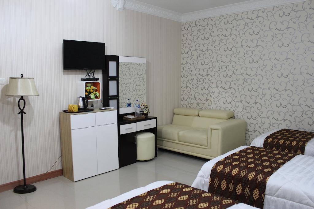 Rene Hotel Yogyakarta Buitenkant foto