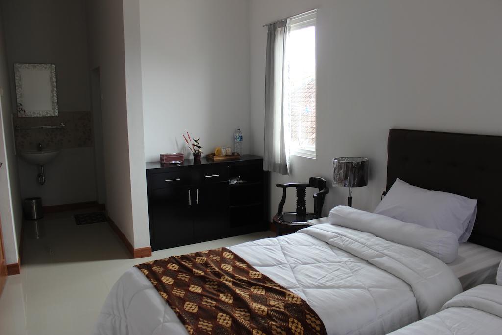 Rene Hotel Yogyakarta Buitenkant foto