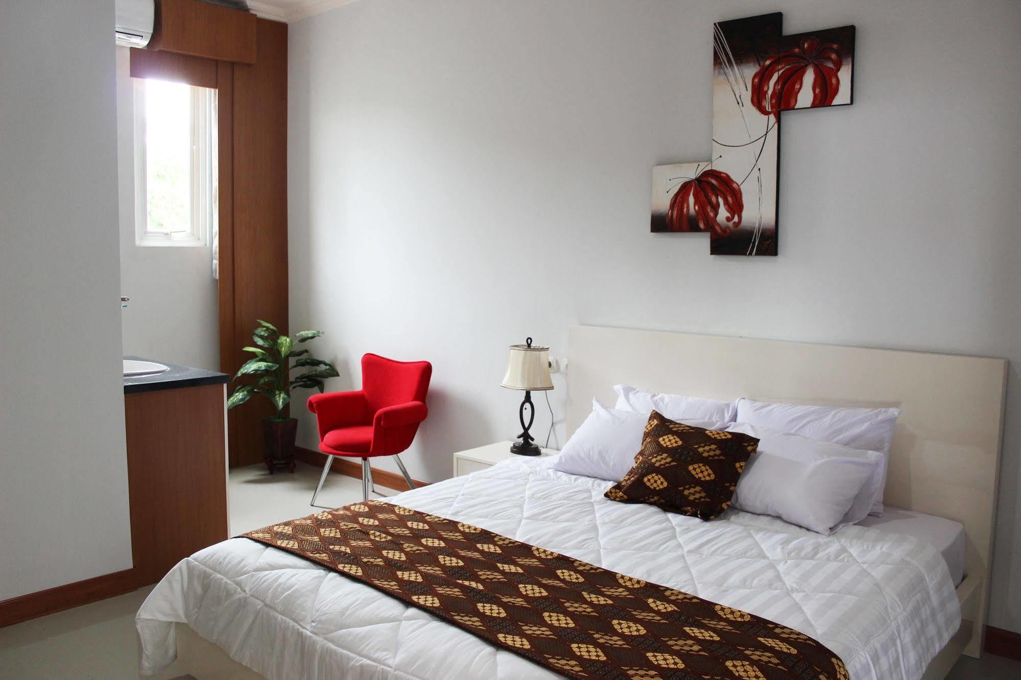 Rene Hotel Yogyakarta Buitenkant foto