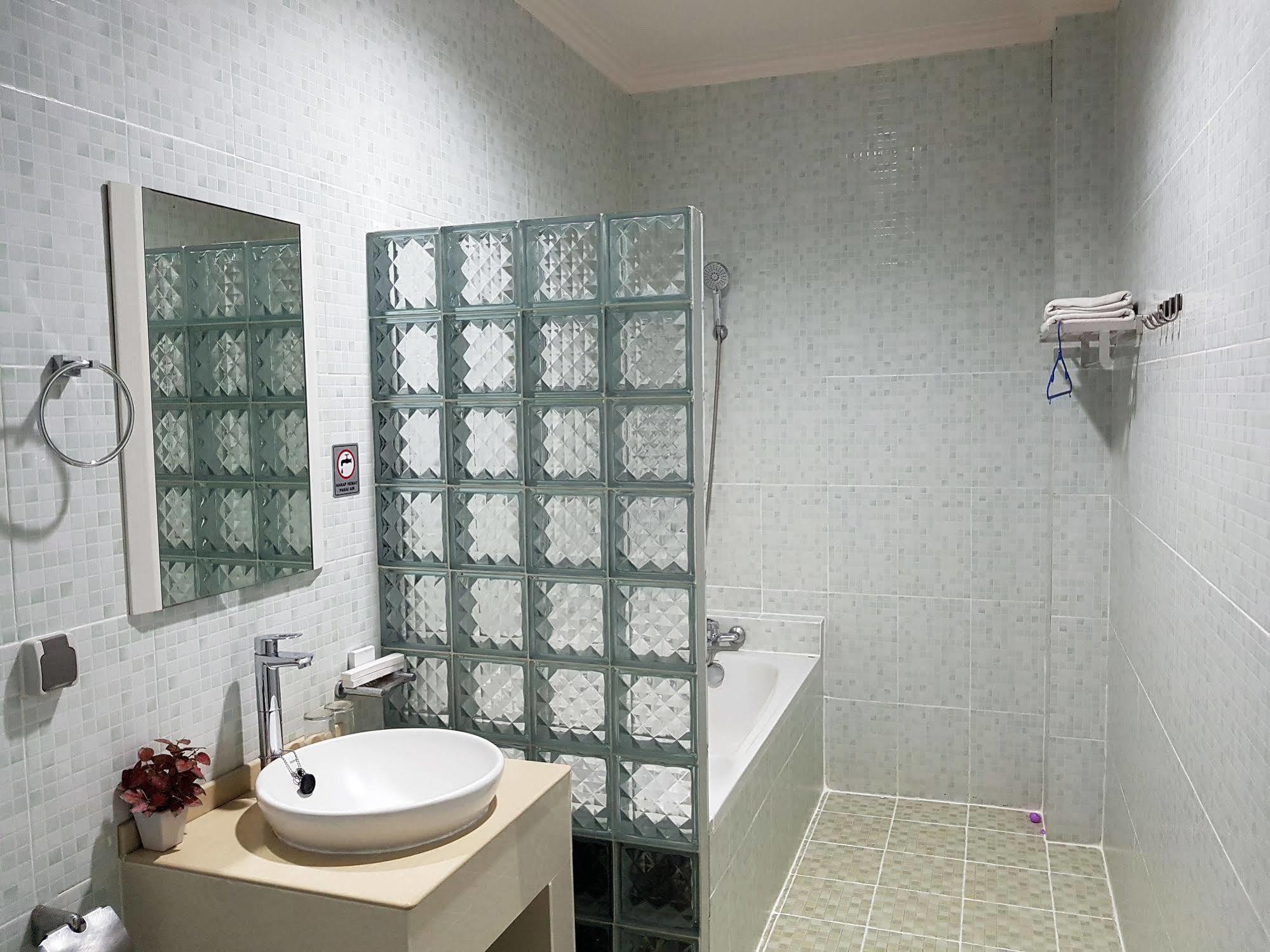 Rene Hotel Yogyakarta Buitenkant foto