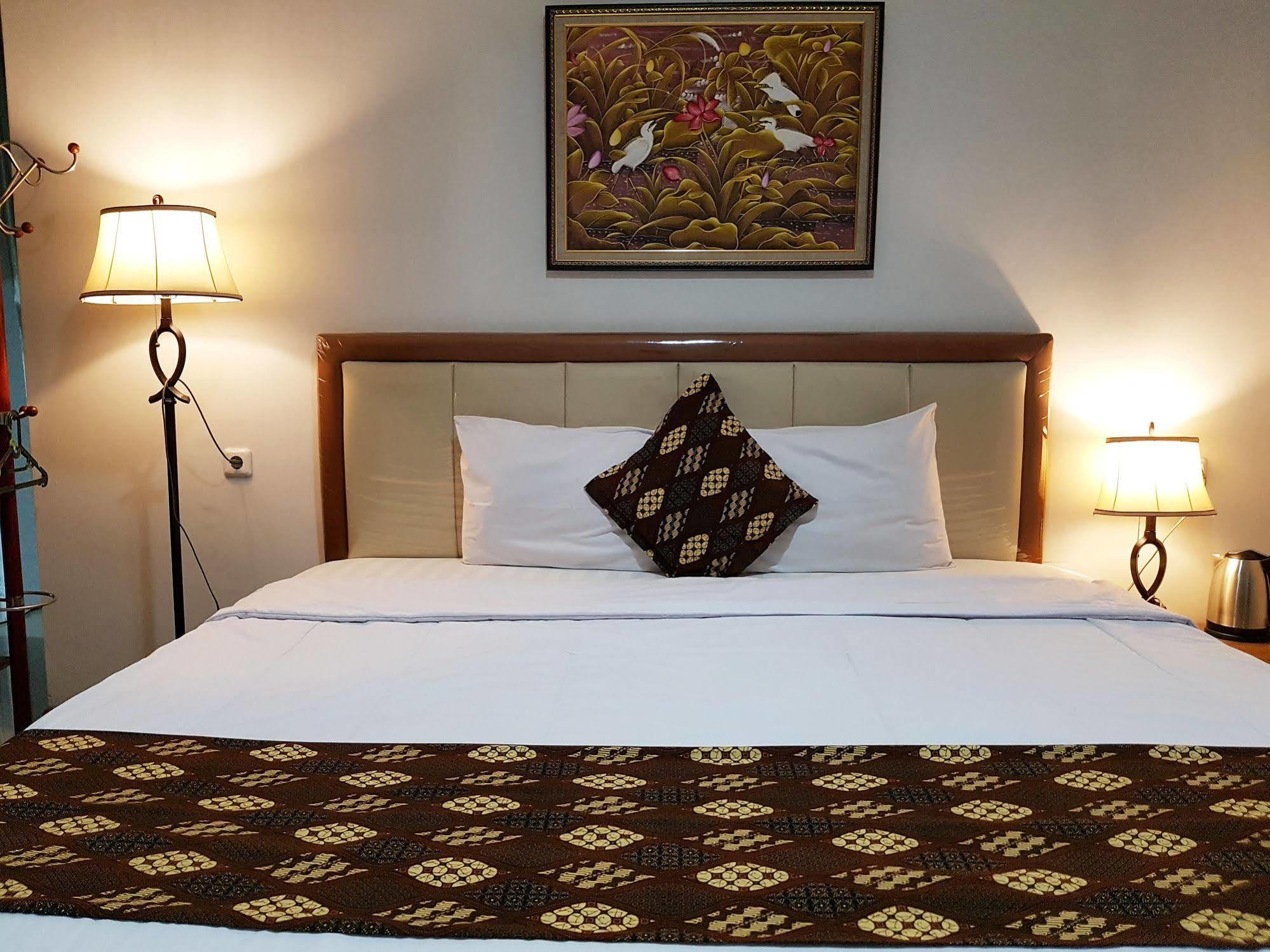 Rene Hotel Yogyakarta Buitenkant foto