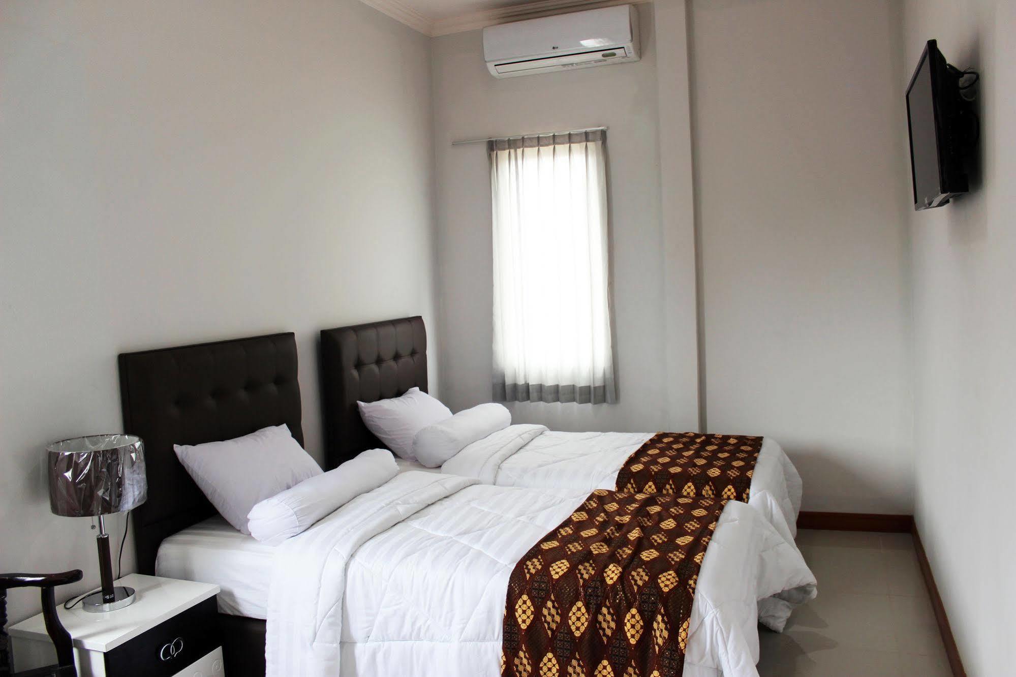 Rene Hotel Yogyakarta Buitenkant foto