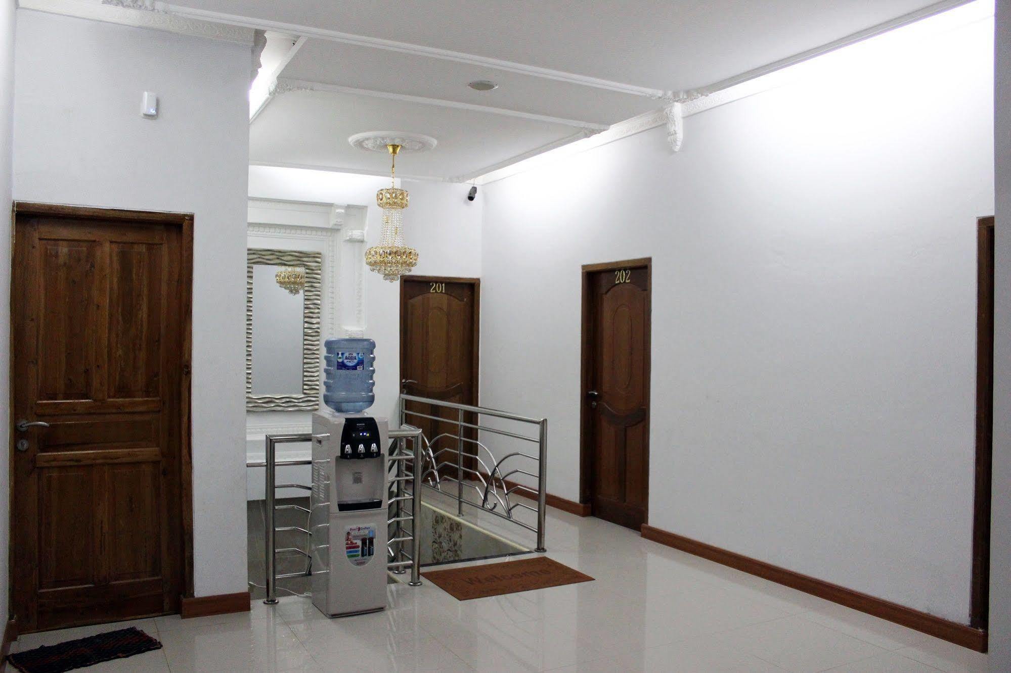 Rene Hotel Yogyakarta Buitenkant foto