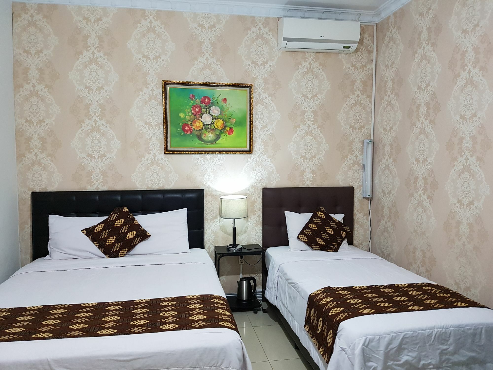 Rene Hotel Yogyakarta Buitenkant foto